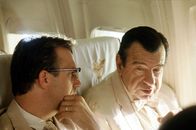 John F. Kennedy - Tatort Dallas – Jim Garrison (Kevin Costner, l.); Senator Long (Walter Matthau, r.)