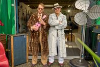 neoriginal: Like a Loser – Julian (Ben Münchow, l.) und Ernst Hakke (Diyar Ilhan, r.) im schrillen 70er-Jahre-Look: Ein Tag, an dem Ernst bestimmen darf, was passiert, führt zu Pimp-Outfits und skurrilen Vater-Sohn-Momenten – Julians Versuch, wiedergutzumachen, was er vermasselt hat.
