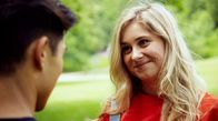 Rote Rosen – Toni (Sarah Buchholzer) verlangt von Noah (Jan Liem) eine Entschuldigung für sein unmögliches Verhalten. Es dauert, bis Noah klar wird, was er an Toni hat und sich bei ihr entschuldigt.