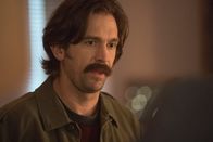 Killing Eve – Auch Niko (Owen McDonnell) merkt, dass etwas mit seiner Frau nicht stimmt, seit sie zurückgekehrt ist. Doch stets im Dunkeln gelassen zu werden, ist auch für ihn belastend.