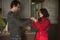 Man Seeking Woman – Josh Greenberg (Jay Baruchel, l.); Maggie (Maya Erskine, r.)