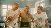 neoriginal: Tschappel – Niklas "BlaBla" Härle (Sebastian Jakob Doppelbauer, l.) hat – trotz des Küchenchaos – eine Idee, wie man die Situation noch retten kann. Tante Gabi (Nina Gnädig, M.) und Aydin Alkan (David Ali Rashed, r.) sind skeptisch.
