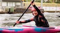 Checkerin Marina – Marina paddelt auf dem Kanuslalom-Kanal in Augsburg.