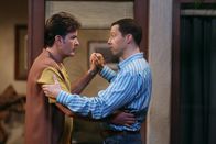 Two and a Half Men – Da Charlie (Charlie Sheen, l.) keine Tanzstunden nehmen möchte, schreitet Alan (Jon Cryer, r.) zur Tat und übt heimlich mit ihm ...