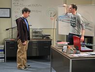 The Big Bang Theory – Während Howard und Raj 1000 US-Dollar für Actionfiguren von sich selbst ausgeben, stürzt Sheldon (Jim Parsons, r.) in eine Krise, weil er mit Barry Kripke (John Ross Bowie, l.) zusammenarbeiten muss ...