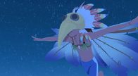 Zoom - Der weiße Delfin – Yann hat sich mit einer Vogelmaske verkleidet und spielt einen der Geister von Maotou. Damit will er die Ganoven vertreiben, die das Dorf mit ihren Aktionen erschreckt hatten.
