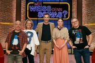Wer weiß denn sowas? – Moderator Kai Pflaume (M.) und seine Rateteam-Kapitäne Bernhard Hoëcker (l.) und Elton (r.) begrüßen in dieser Sendung die Schauspielerin Diana Körner (2.v.l.) und die Schauspielerin Isabell Polak (2.v.r.).