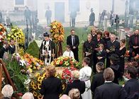 Vier Frauen und ein Todesfall – "Vier Frauen und ein Todesfall", "Vatermord." Auf einer Kinderparty im Garten von Sandra und Thomas Mader kommt es zu einem schrecklichen Zwischenfall. Der kleine Lukas spielt mit seinem Vater "Räuber und Gendarm" fuchtelt dabei mit einer Pistole herum, die alle für eine Spielzeugwaffe halten - bis sich ein Schuss löst. Thomas Mader wird tödlich getroffen. Das Entsetzen ist entsprechend groß und unsere vier Frauen stecken mitten im nächsten Fall. Unter Verdacht gerät vorerst das hübsche Aupairmädchen Jeanne, die in ein Eifersuchtsdrama verwickelt scheint. Zwar soll sich Eifersucht als Motiv herausstellen, aber ganz anders als erwartet und ohne Frauen im Spiel. Thomas Mader war Geschäftsführer der Firma "Raffeiner-Wasser", die gewaltige Umsätze mit "belebtem" Wasser geschafft und offenbar ein böses Geheimnis hat.