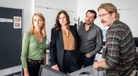 Steirerangst – Arbeiten im Team: Nicole Sturm (Bettina Mittendorfer, 2. v. li.) leitet das Team aus Sascha Bergmann (Hary Prinz, 2. v. re.), Anni Sulmtaler (Anna Unterberger, li.) und Bernd Kofler (Christoph Kohlbacher, re.).