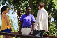 Death in Paradise – Florence (Joséphine Jober, l.) und Humphrey (Kris Marshall, r.) befragen den Hotelangestellten Irie (Kingsley Ben-Adir, M.). Auch Irie hatte ein Motiv für den Mord.