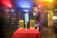 1000 Tricks – Zauberlehrer Tristan lässt bei 1000 Tricks auf magische Art und Weise Dinge von einem Ort zum anderen wandern. Wie dieser Trick wohl funktioniert?