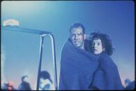 Stirb langsam 2 – McClane (Bruce Willis, l.) und seine Frau Holly (Bonnie Bedelia, r.)