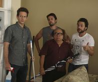 It's Always Sunny in Philadelphia – Nachdem Frank (Danny DeVito, 2.v.r.) ein Haus ersteigert hat, wollen er, Charlie (Charlie Day, r.), Dennis (Glenn Howerton, l.) und Mac (Rob McElhenney, hinten) sofort mit dem Renovieren beginnen, aber so einfach wird das nicht ...