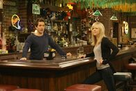 It's Always Sunny in Philadelphia – Dee (Kaitlin Olson, r.) und Dennis (Glenn Howerton, l.) sind von der Neuen alles andere als begeistert ...