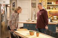 Man with a Plan – Alice (Nancy Lenehan, l.); Adam Burns (Matt LeBlanc, r.)