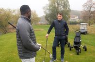 Rote Rosen – Gregor (Wolfram Grandezka, r.) und Hendrik (Jerry Kwarteng, l.) geraten auf dem Golfplatz aneinander.