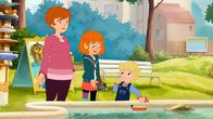 Hexe Lilli – Lilli und Leon lassen mit ihrer Mutter ein Plastikmodellboot in einem Bassin fahren.