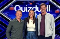 Quizduell-Olymp – Moderatorin Esther Sedlaczek (M.) mit den Kandidaten des Teams "Sport": Jochen Breyer (l.) und Alexander Schlüter (r.)