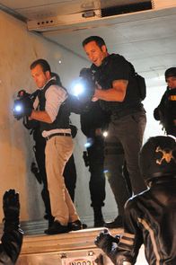 Hawaii Five-0 – Das Team um Danny (Scott Caan, l.) und Steve (Alex O'Loughlin, r.) muss einen Mörder finden, der mit seinem Motorrad auf spektakuläre Art und Weise vom Tatort fliehen konnte ...