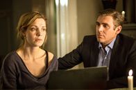 Mankells Wallander – Linda Wallander (Charlotta Jonsson) und ihr Mann Hans (Leonard Terfelt) fragen sich, was mit Wallander los ist.
