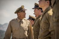 Catch-22 – Scheisskopf (George Clooney, l.)