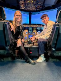 Team-Challenge – Lena lernt von Fluglehrer Theo, wie man ein Flugzeug landet.