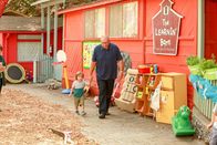 Modern Family – Jeremy Maguire (Joe Pritchett), Ed O'Neill (Jay Pritchett).