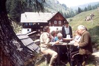 Der Leihopa – "Der Leihopa", "Wenn einer eine Reise tut." Zwei befreundete Ehepaare wollen gemeinsam eine Woche Segeln gehen und suchen jemand, der währenddessen auf ihre 5 Kinder aufpasst. Natürlich muss Waldemar Herzog einspringen. Er holt sich Unterstützung bei seinem Freund Franz und bei Herrn Novak, dem Bürodiener seiner ehemaligen Firma. Sie greifen ihm tatkräftig unter die Arme.