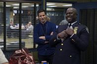 Brooklyn Nine-Nine – Jake Peralta (Andy Samberg, l.); Captain Ray Holt (André Braugher, r.)