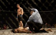 Warrior – Kaum aus dem Irak heimgekehrt, mischt der Ex-Marine Tom Conlon (Tom Hardy, stehend) in den Mixed-Martial-Arts-Turnieren gewaltig auf. Von seinem ungeliebten Vater trainiert, wird er von Woche zu Woche immer besser, beinahe unbezwingbar ...