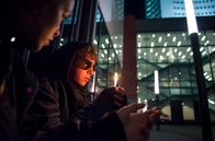 Raus – Glocke (Matti Schmidt-Schaller) findet Lena toll und gibt alles, um bei ihr als cooler Antifa-Typ rüberzukommen. Was aber nicht wirklich gut funktioniert.