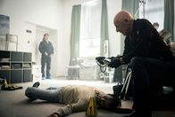 Tatort – In den 90ern war der Szenefotograf Alex Schmitz (Sven Gerhardt) sehr angesagt. Jetzt wurde er in seinem Atelier ermordet. Gerichtsmediziner Dr. Roth (Joe Bausch, rechts) am Tatort.