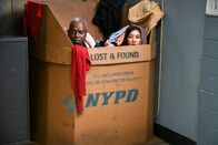 Brooklyn Nine-Nine – Ray Holt (André Braugher, l.); Rosa Diaz (Stephanie Beatriz, r.)