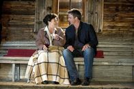 Der Bergdoktor – Martin (Hans Sigl) und seine Mutter Lisbeth (Monika Baumgartner) genießen den Feierabend.
