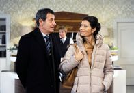 Rote Rosen – ARD ROTE ROSEN FOLGE 1442 Uhr im ERSTEN. Gunter (Hermann Toelcke, l.) hat ein schlechtes Gewissen, dass er, um Merle zu beruhigen, eine Detektei auf Benita (Barbara Ricci, r. mit Tobias Rosen, h.M.) angesetzt hat.