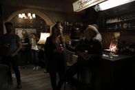 Andere Eltern – Nike (Henny Reents) spricht bei einem Konzert mit einem möglichen Sänger für ihr Projekt einer Kinderlieder-Band.