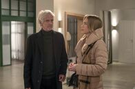 Rote Rosen – Amelie (Lara-Isabelle Rentinck, r.) sieht die Chance, Jakob Fährmann (Mathieu Carrierè, l.) ein sicheres Versteck zu verschaffen.