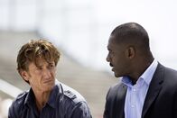 The Gunman – Terrier (Sean Penn, l.); Barnes (Idris Elba, r.)