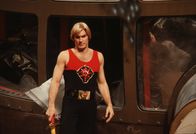 KulFaZ: Flash Gordon – Baseballprofi Flash (Sam J. Jones) wird mit der Reiseleiterin Dale vom verrückten Dr. Zarkow entführt und zum Planeten Mongo geschickt. Angekommen wird schnell klar: Der böse Imperator Ming will die Erde vernichten und die beiden können das als Einzige verhindern!