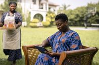 Das Netz - Prometheus – Die Politikerin Jeanne Awona Joy (Anwulika Alphonsus) hat einen guten Deal für sich gemacht.