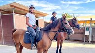 Anna und die Haustiere – Viel Bewegung ist wichtig für Araber, daher sind tägliche Koppelgänge und regelmäßiges Ausreiten Pflicht.