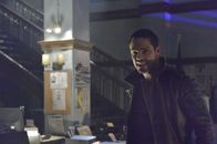 Beauty and the Beast – Versucht, Tori und die Kette in Sicherheit zu bringen: Vincent (Jay Ryan) ...
