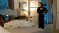Rote Rosen – Victoria (Caroline Schreiber) ist emotional überfordert, nachdem Gerd mit Vorhofflimmern ins Krankenhaus gekommen ist. Sie schafft es nicht, ihm beizustehen und legt ihren Panzer an.