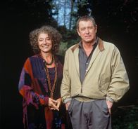 Inspector Barnaby – Noch lacht die ehemalige Ballett-Tänzerin Mary Mohan (Jane Lapotaire, l.), hier neben Inspector Barnaby (John Nettles, r.). Einen Tag später wird sie ermordet.