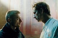 Skin on Skin – Boris (Jurij Drevenšek, li.) teilt Jakob (Jonas Smulders, re.) mit, dass er zurück nach Hause möchte.