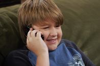 Two and a Half Men – Wenn Jake (Angus T. Jones) mit seiner Freundin telefoniert, beachtet er keinen Menschen in seiner Umgebung ...