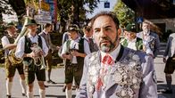 Servus Schwiegermutter – ARD Degeto SERVUS, SCHWIEGERMUTTER! Uhr im ERSTEN, online first ab Mittwoch (27.10.21) in der ARD MEDIATHEK Wahlkampf ums Bürgermeisteramt: Toni (Adnan Maral) ist in seinem Element.