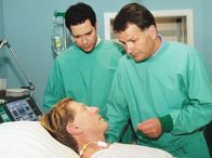 In aller Freundschaft – Der Patient Hagen Vogel (Theo Maalek, links) will die lebensgefährliche Operation, die auch die Karierre von Dr. Brentano (Thomas Koch, Mitte) und Dr. Heilmann (Thomas Rühmann) aufs Spiel setzen könnte...