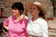 Kaisermühlen Blues – (v.li.) Brigitte Swoboda (Frau Koziber), Ellen Umlauf (Frau Kaiser).