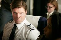Mayday - Alarm im Cockpit – REENACTMENT - Kapitän Charles Burlingame (gespielt von Landy Cannon) schaut zu einem Passagier hinüber. (Bildnachweis: Cineflix/Ian Watson)